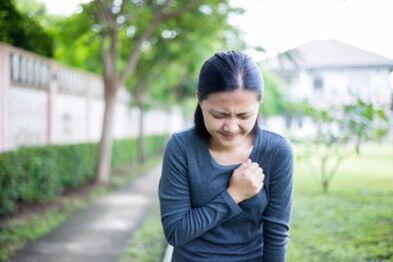 Simptomele osteocondrozei toracice pot fi similare cu cele ale unui atac de cord